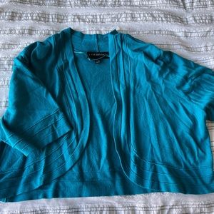 Cropped turquoise short sleeve sweater.